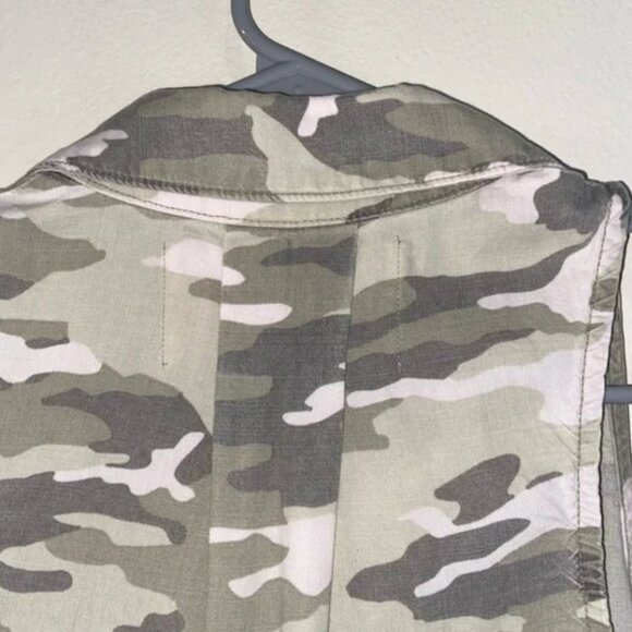 BELLA DAHL Camo Sleeveless Top with Collar Green and White - Size XS - EUC - Picture 6 of 9